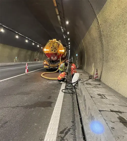 长兴隧道排水渠清淤